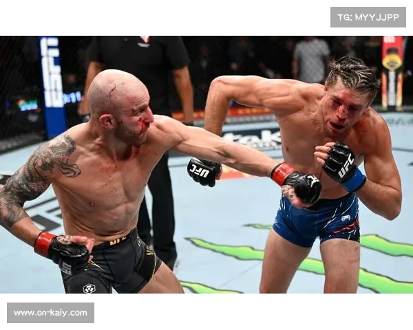 沃尔卡诺夫斯基被看好再度战胜洛佩兹,但过程可能不易 沃尔卡诺夫斯基被看好再度战胜洛佩兹,但过程可能不易