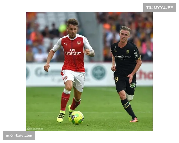 朗斯更衣室赛后播放夺冠纪录片，激励士气